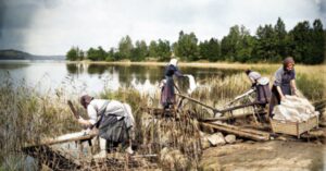 Okända kvinnor som tvättar. Få hjälp med släktforskning för att identifiera dina gamla bilder.